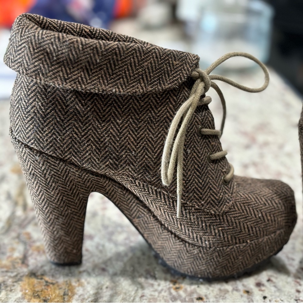 Blowfish platform booties, tan/black with padded collar women’s size 6